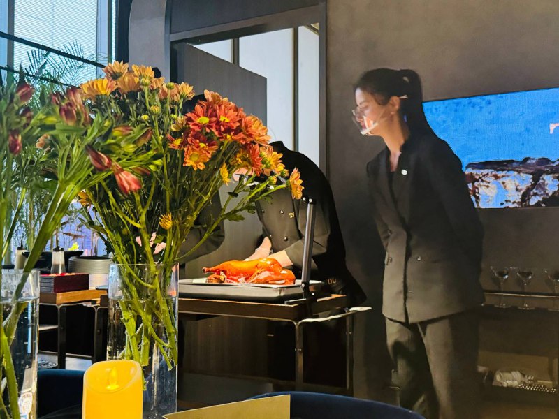 说想吃烤鸭朋友领着1000多块吃了十片烤鸭🤣说想吃烤鸭朋友领着1000多块吃了十片烤鸭🤣