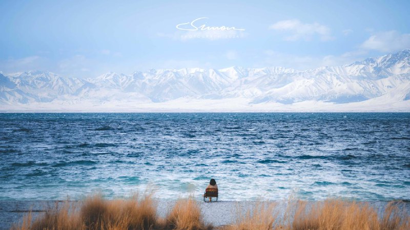#写真在赛里木湖旁边，支一把露营椅看山海一线