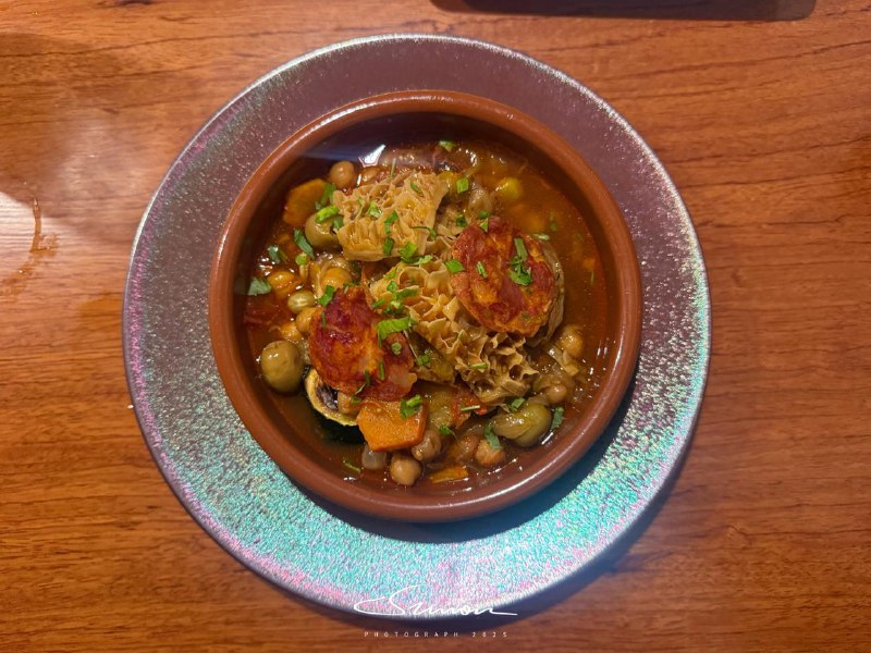 #美食很难想象在八户这种小地方可以品尝到葡萄牙料理餐厅装修很有格调，当天晚上只接待了三组客人，很幸运我们是最后一组🤓所有的菜品都很精致，量真的很小，但味道出乎意外的好前菜的肉派外层是金黄酥脆的烘烤酥皮，内部填满了肉馅，是经典的葡萄牙料理；主菜是以牛肚和牛腱肉为中心的炖菜，肉炖得软烂入味的同时还吸饱了番茄与香料的汤汁，口感层次非常好；汤汁中还加入了鹰嘴豆、胡萝卜、橄榄等配料，不仅丰富了口感，还让整体更有点地中海的风味（虽然应该是大西洋风味店名