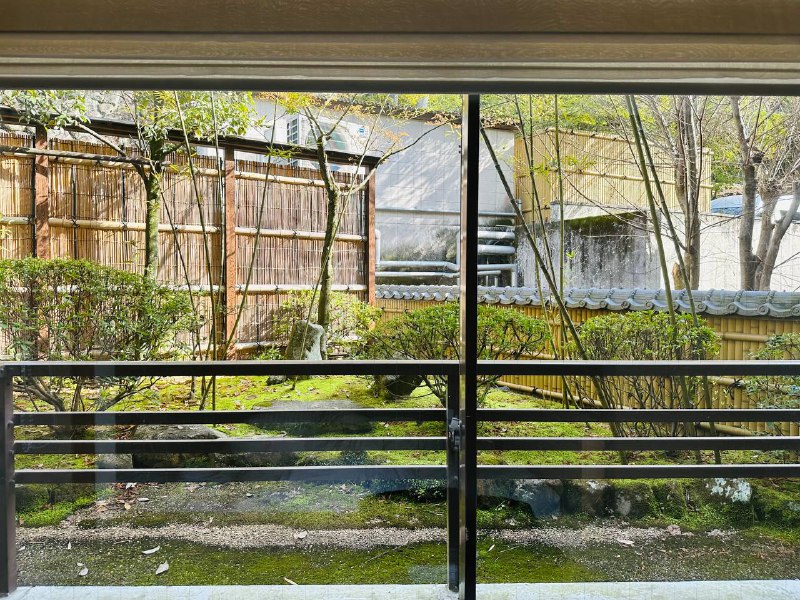 早上起来拉开窗帘，窗外居然是个小院子