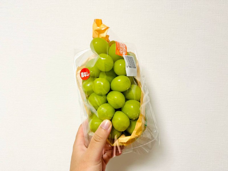 铁铁们，我爱说实话，这1980块的葡萄确实好吃极了🥲品种是長野県 シャインマスカット，就是阳光玫瑰无籽葡萄一口一个，老甜了👀