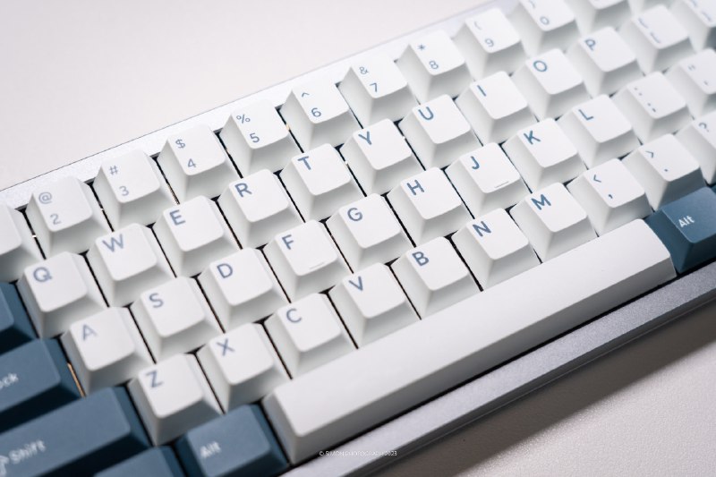 简单给自己组的第一把客制化键盘拍个照👀百元套件+苦茶紫轴的手感还是挺不错的🤔更新固件以后 无线连接也稳定的一匹✌️简单给自己组的第一把客制化键盘拍个照👀百元套件+苦茶紫轴的手感还是挺不错的🤔更新固件以后 无线连接也稳定的一匹✌️