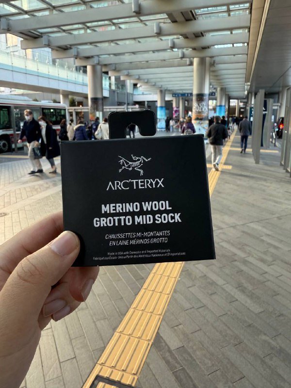 始祖鸟店员态度太热情了聊十分钟得有五六个彩虹屁我看了看店里只能买得起最便宜的以至于喜提一双空气袜子