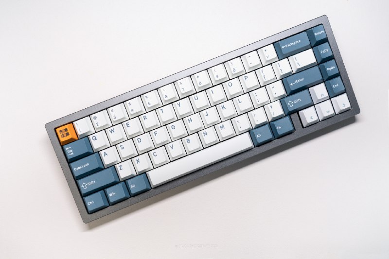 简单给自己组的第一把客制化键盘拍个照👀百元套件+苦茶紫轴的手感还是挺不错的🤔更新固件以后 无线连接也稳定的一匹✌️简单给自己组的第一把客制化键盘拍个照👀百元套件+苦茶紫轴的手感还是挺不错的🤔更新固件以后 无线连接也稳定的一匹✌️