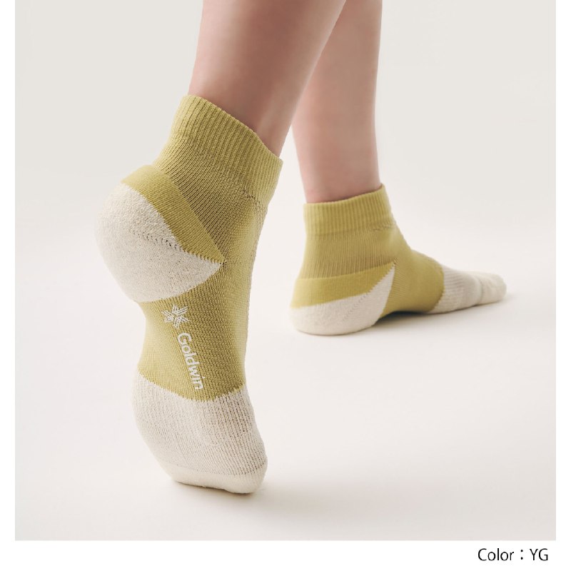 翻出一双去年买货送的袜子这Goldwin的袜子还真挺好穿使用纸纤维（和纸）+尼龙的材料 主打保持干燥感有需要的T友可以研究研究