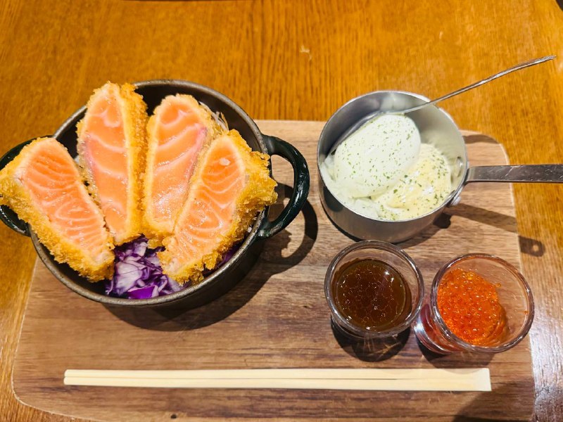 品尝下日本集美推荐的三文鱼饭🥹