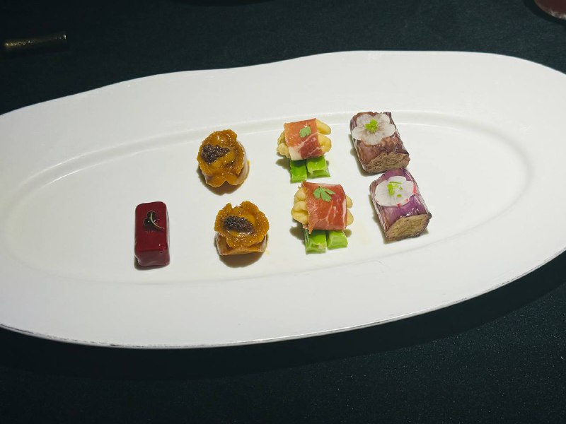 说想吃烤鸭朋友领着1000多块吃了十片烤鸭🤣说想吃烤鸭朋友领着1000多块吃了十片烤鸭🤣