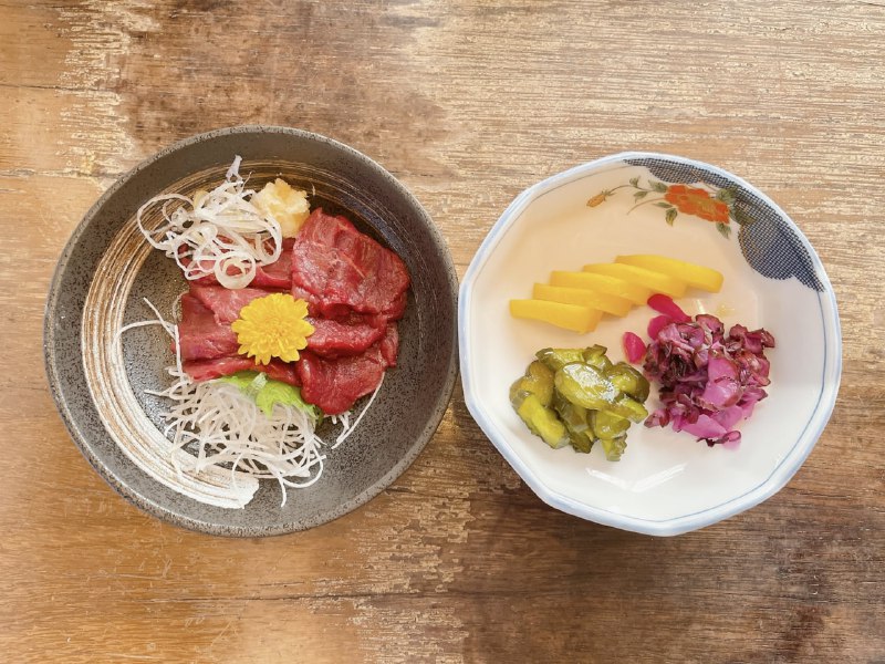 马肉刺身和山梨县名物熊肉ほうとう马肉刺身和山梨县名物熊肉ほうとう