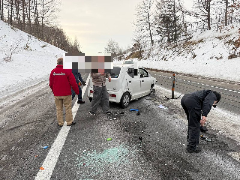 生死就在一瞬间事故就发生在我眼前雨雪天气的高速太危险了🥲