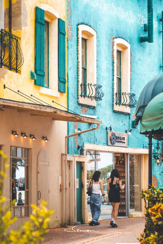 #写真在冲绳总能看一些有趣的店，好喜欢这种五颜六色的设计风格😋