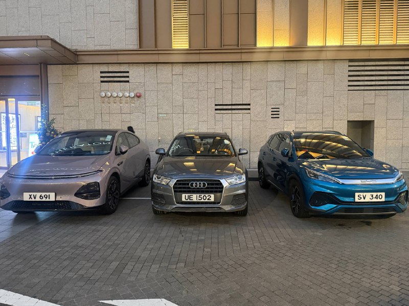 酒店楼下停着小鹏和比亚迪