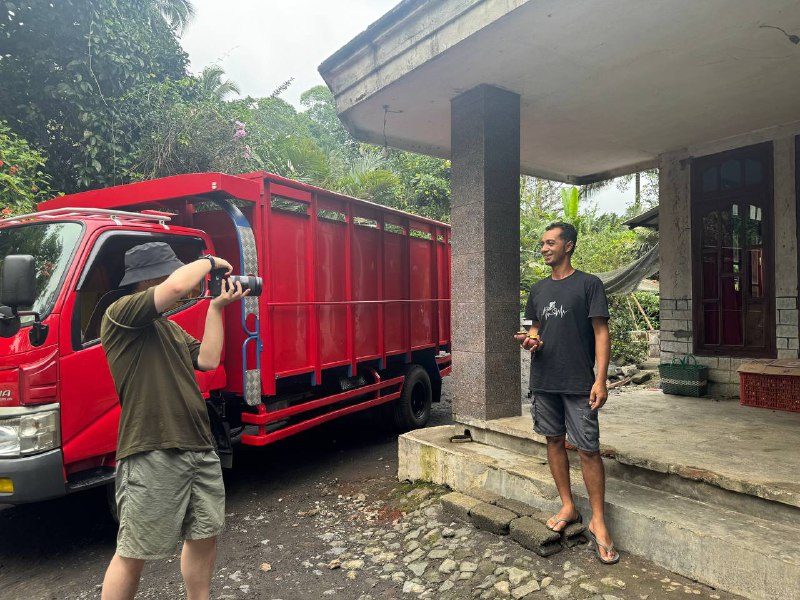 直接在印尼找了份临时工开始给人拍山竹宣传照了🤣