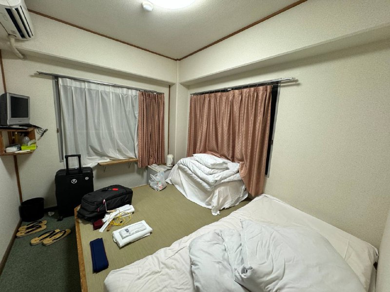 带大家领略下日本挂壁房4000日元一晚上 有厕所没洗浴提供大浴场 床得自己铺 没有洗面台在深山老林里面 附近全是森林🤣