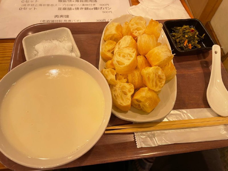 早晨想吃个豆浆油条，结果一进店全是日本人😂额，我隔壁的日本人点个冰啤酒🍺配油条地址∶ 〒110-0005 東京都台東区上野５丁目１０−12 店名是老酒铺