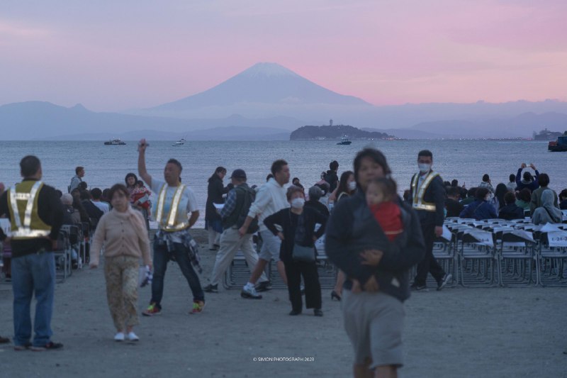 夕阳下的富士山和花火大会举行前的观众们