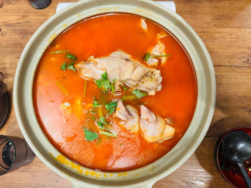 今天吃酸汤猪蹄汤🥹