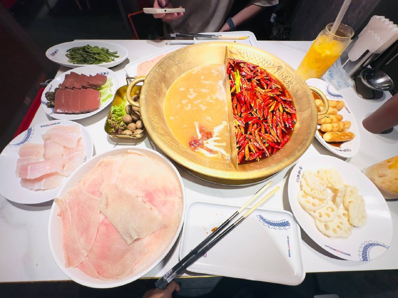 今天和中介吃小龙坎居然有血毛肚（店长说是黑毛和牛的毛肚）