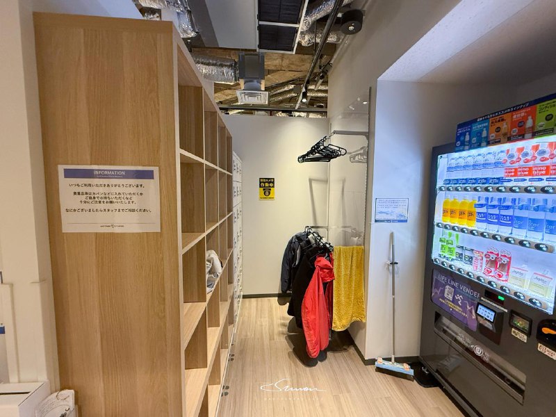 在日本健身房健身 4 个月了，总体体验很好👀- 用完机械后需要拿消毒湿巾擦拭，器械归位；- 有专用的消毒湿巾拿取处和垃圾桶；- 没有任何私教推广，每个器材都配有图文说明（含训练计划），二维码扫码可以查看教学视频；- 有氧运动器械都可以收看电视、手机投屏、支持 Youtube网飞等流媒体；无氧区也有公用电视；- 有专属APP查看健身房拥挤情况、绑定手机电子卡解锁 24 小时健身房的门禁；- 有独立的卫、浴间，女士也有专属洗浴区域；- 储物柜附近有衣架，下雨时大家都会自觉把衣服放在最下一层；- 每个人进入或者离开，工作人员都会给你打招呼；最后， anytime 健身房全国、全球连锁，可以凭借会员身份进入任意的健身房