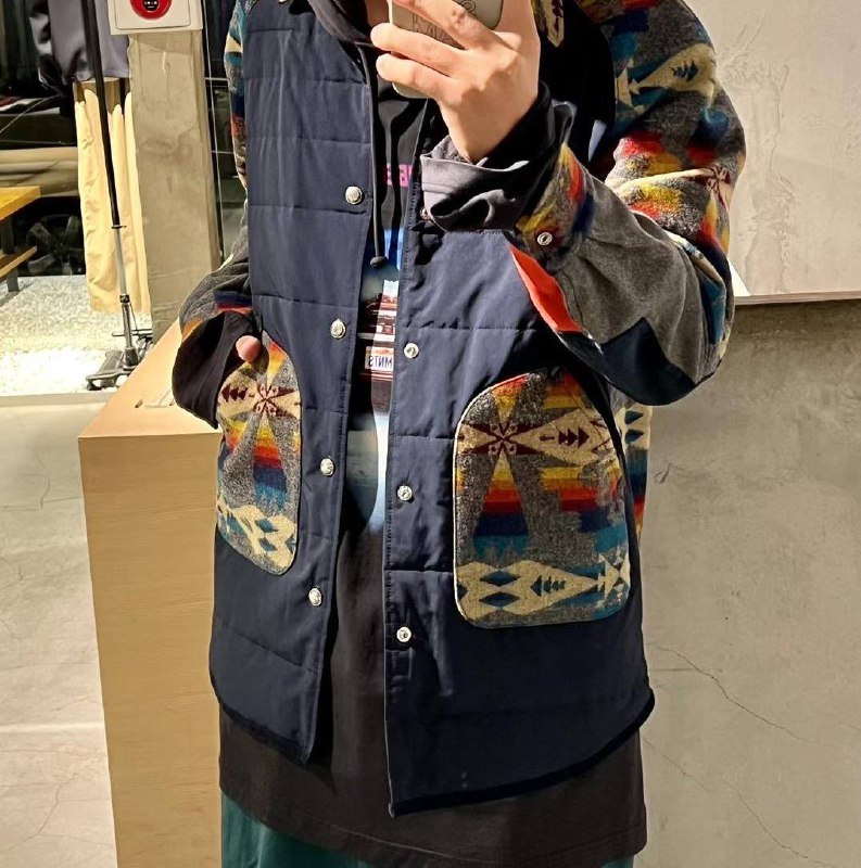 #潮流Junya的做工和羊毛拼接面料确实不错，就是画风怎么那么像…？(或许这就是潮流吧#潮流Junya的做工和羊毛拼接面料确实不错，就是画风怎么那么像…？(或许这就是潮流吧