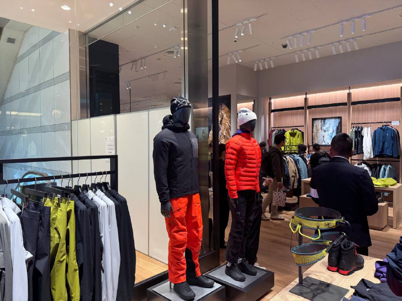 第一次见这么多日本人穿始祖鸟😂本照片已获官方许可，拍照许可还申请了五分钟😅