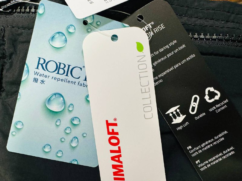 在群友都在购买昂贵的羽绒服的时候我隆重向大家介绍Freak Store这款P棉黑标棉服重量轻、抗水、相当于羽绒550蓬，更重要的是仅需500圆子就可入手（搞活动还送双袜子）🥳真可谓穷人在东京过冬不可多得的一件佳品在群友都在购买昂贵的羽绒服的时候我隆重向大家介绍Freak Store这款P棉黑标棉服重量轻、抗水、相当于羽绒550蓬，更重要的是仅需500圆子就可入手（搞活动还送双袜子）🥳真可谓穷人在东京过冬不可多得的一件佳品