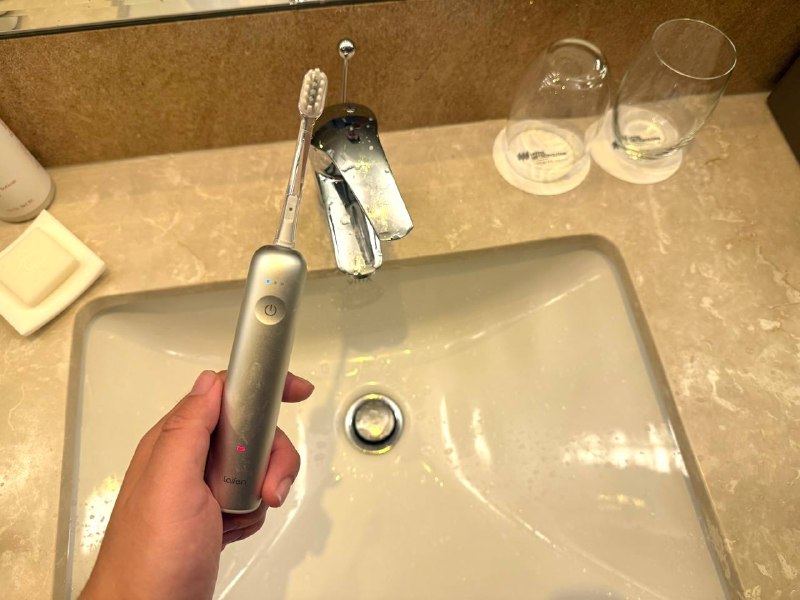 谁能懂掏出电动牙刷时显示没电，然后还发现没带充电器的崩溃感😅