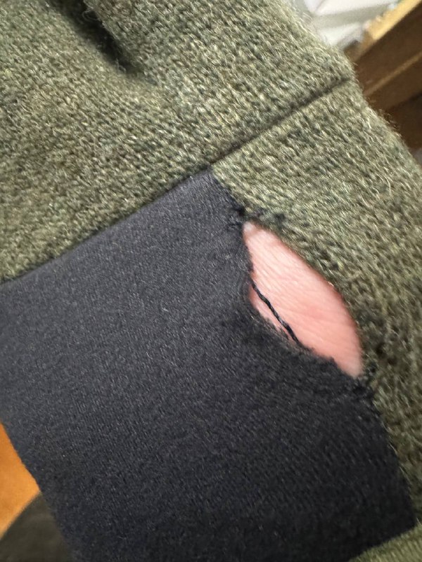 刚才买了双猛犸象羊毛手套打八折 美滋滋回家了回家一看怎么手套破个洞啊😡这下知道为啥打折了