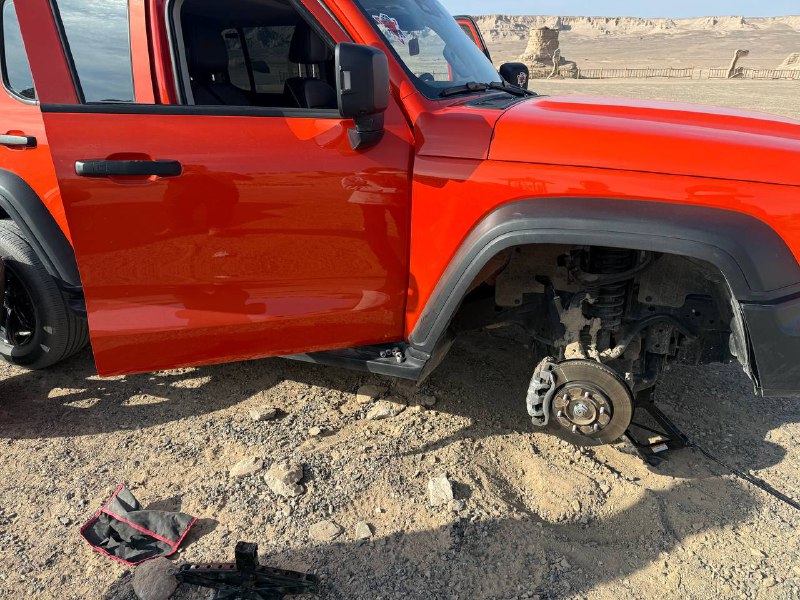 无人区穿越还没开多远路过一个车胎爆了的，先帮人家换上轮胎了😂