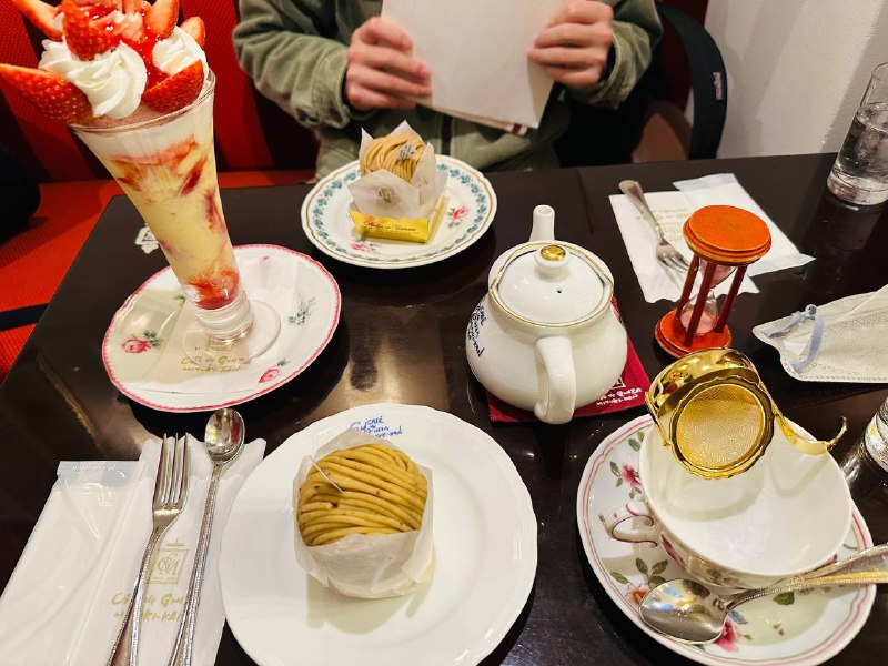 跟黑心中介恰个甜点干中介真好啊 随手消费一个金子眼镜子