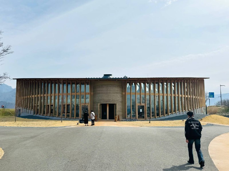 路过一家店看着外观很不错进去一看是卖带馅儿的包子的🤨味道挺一般的 但是包装啥的倒是挺精美路过一家店看着外观很不错进去一看是卖带馅儿的包子的🤨味道挺一般的 但是包装啥的倒是挺精美