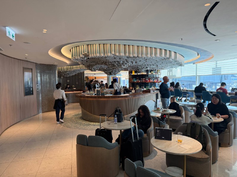 打卡一下香港Priority Pass 2025 卓越奖休息室番茄芝士猪肉焗饭和牛肉烧卖不错，别的都挺一般关键是还排队😂排了十分钟才进来打卡一下香港Priority Pass 2025 卓越奖休息室番茄芝士猪肉焗饭和牛肉烧卖不错，别的都挺一般关键是还排队😂排了十分钟才进来