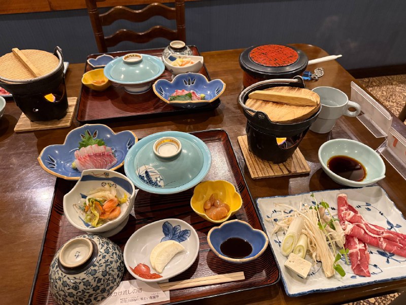 今天的旅馆晚餐也太精致了老板娘亲自下厨做的和食料理除了图片上的还有天妇罗和炸罗非鱼一共才2000日元🥹