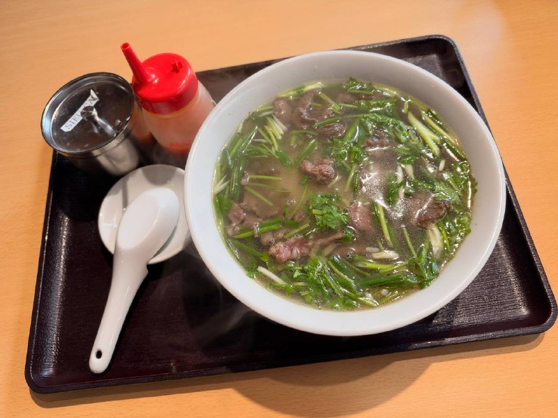 太香了这个肉，是我目前吃过最夯的越南米粉但是店里没有一个人说日语😅