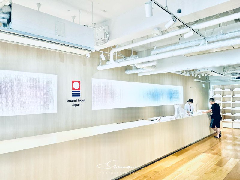 拜访了今治毛巾的总店，超喜欢这个超级简约的店面设计~顺便买了几条不同品牌的今治毛巾试试和MUJI的有啥区别😼