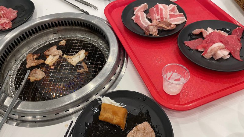 还是很难理解日本家庭来自助烤肉店，居然吃寿司配米饭的组合