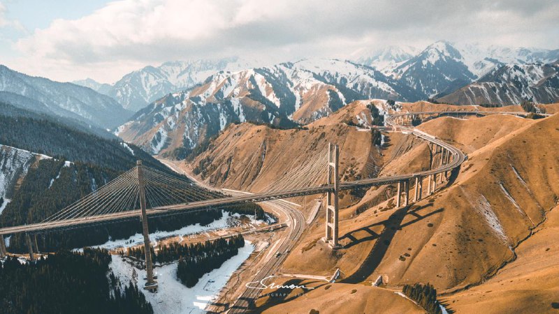 #写真无人机飞起来看到果子沟大桥全貌的时候，真的很震撼🌉横跨几座山的交通纽带，中国的基建还是太狠了😂