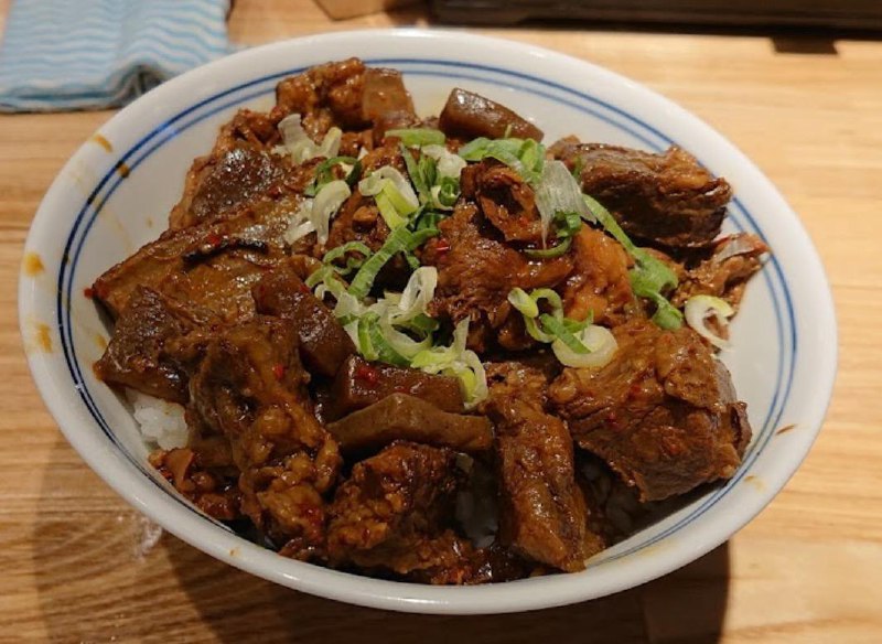 推荐从大阪来的朋友吃秋叶原的牛筋饭然后他没看懂菜单 点了个乌冬 什么肉也没有😅店名