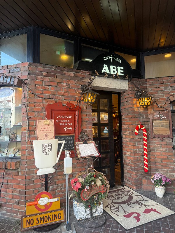 吃了火锅以后，我想了想还是喝咖啡好🥹是谁早晨户外3℃的时候在门口排了半小时咖啡美学☕️店里装修太精致了，就连刀叉都是用的新泻的一家高端餐具🍽