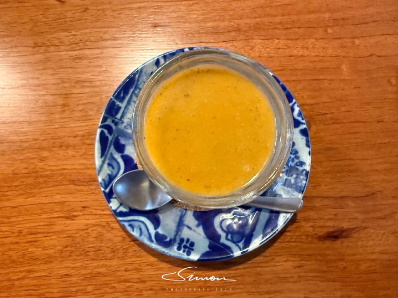 #美食很难想象在八户这种小地方可以品尝到葡萄牙料理餐厅装修很有格调，当天晚上只接待了三组客人，很幸运我们是最后一组🤓所有的菜品都很精致，量真的很小，但味道出乎意外的好前菜的肉派外层是金黄酥脆的烘烤酥皮，内部填满了肉馅，是经典的葡萄牙料理；主菜是以牛肚和牛腱肉为中心的炖菜，肉炖得软烂入味的同时还吸饱了番茄与香料的汤汁，口感层次非常好；汤汁中还加入了鹰嘴豆、胡萝卜、橄榄等配料，不仅丰富了口感，还让整体更有点地中海的风味（虽然应该是大西洋风味店名