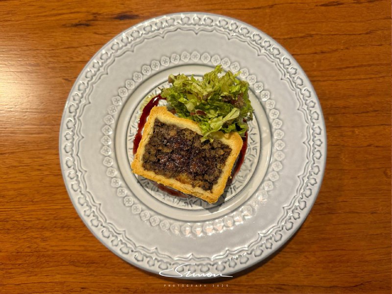 #美食很难想象在八户这种小地方可以品尝到葡萄牙料理餐厅装修很有格调，当天晚上只接待了三组客人，很幸运我们是最后一组🤓所有的菜品都很精致，量真的很小，但味道出乎意外的好前菜的肉派外层是金黄酥脆的烘烤酥皮，内部填满了肉馅，是经典的葡萄牙料理；主菜是以牛肚和牛腱肉为中心的炖菜，肉炖得软烂入味的同时还吸饱了番茄与香料的汤汁，口感层次非常好；汤汁中还加入了鹰嘴豆、胡萝卜、橄榄等配料，不仅丰富了口感，还让整体更有点地中海的风味（虽然应该是大西洋风味店名