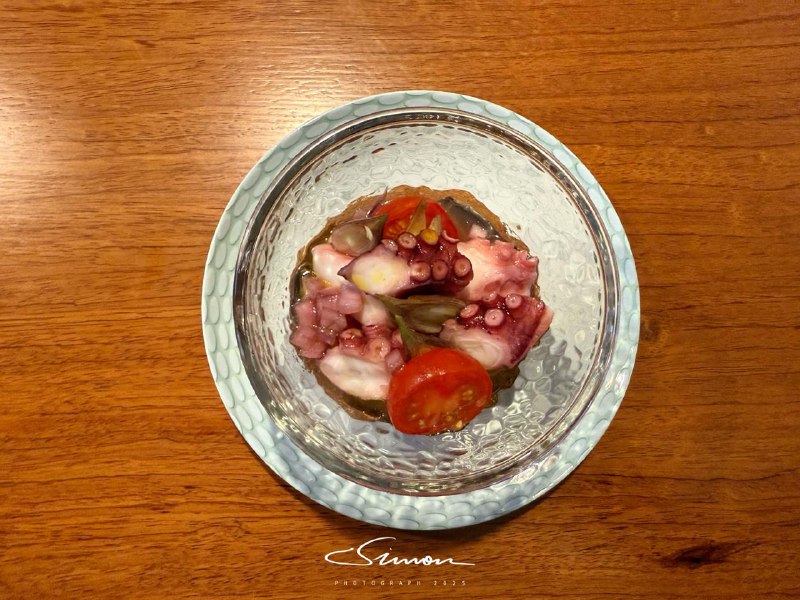 #美食很难想象在八户这种小地方可以品尝到葡萄牙料理餐厅装修很有格调，当天晚上只接待了三组客人，很幸运我们是最后一组🤓所有的菜品都很精致，量真的很小，但味道出乎意外的好前菜的肉派外层是金黄酥脆的烘烤酥皮，内部填满了肉馅，是经典的葡萄牙料理；主菜是以牛肚和牛腱肉为中心的炖菜，肉炖得软烂入味的同时还吸饱了番茄与香料的汤汁，口感层次非常好；汤汁中还加入了鹰嘴豆、胡萝卜、橄榄等配料，不仅丰富了口感，还让整体更有点地中海的风味（虽然应该是大西洋风味店名