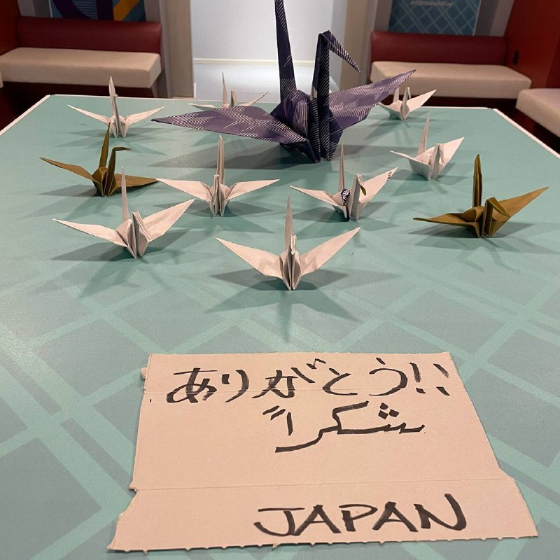 日本队赛后打扫了球员更衣室，甚至还折了千纸鹤🤣日本球迷也再次在赛后打扫了观众席国内球迷得知结果后以一种特别的方式庆祝