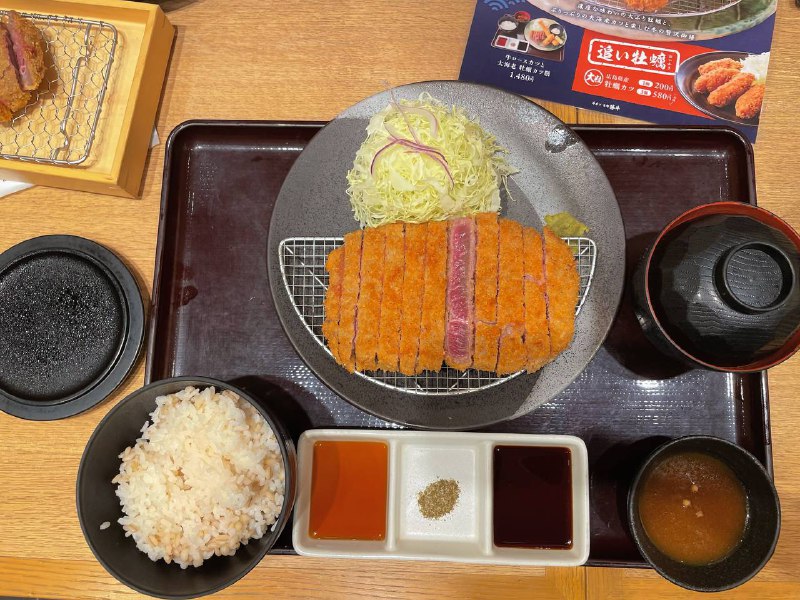 #今天吃什么🐂牛カツ京都勝牛 四谷店四谷三丁目站附近的一家炸牛排🥩量不够的话可以追加牛舌，牛排等他家的油炸海蛎子🦪特别好吃(๑*◡*๑)