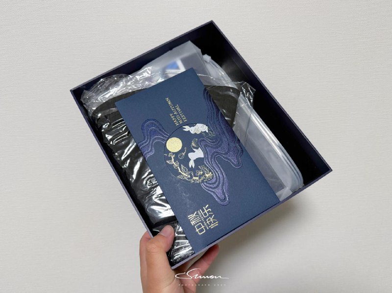 #开箱收到 SafePal 中秋礼盒啦～非常感谢SafePal的小伙伴赶在中秋之前跨国邮寄到日本的月饼和中秋礼物🎁因为国庆假期一直在北海道周游，所以没能在中秋开箱😭不过今天一回东京第一时间拿到✌️·一份感谢信·一份美心白莲蓉月饼🥮·一份SafePal钱包套装·一只可以双面戴的帽子，很酷·一件SafePal的T恤，XL我穿着正好✌️开箱结束直接开吃，再次感谢 SafePal和小伙伴的神速快递！中秋快乐🎉#开箱收到 SafePal 中秋礼盒啦～非常感谢SafePal的小伙伴赶在中秋之前跨国邮寄到日本的月饼和中秋礼物🎁因为国庆假期一直在北海道周游，所以没能在中秋开箱😭不过今天一回东京第一时间拿到✌️·一份感谢信·一份美心白莲蓉月饼🥮·一份SafePal钱包套装·一只可以双面戴的帽子，很酷·一件SafePal的T恤，XL我穿着正好✌️开箱结束直接开吃，再次感谢 SafePal和小伙伴的神速快递！中秋快乐🎉