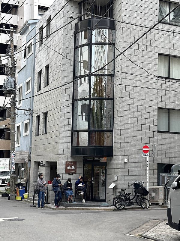 来吃鸣龙，排队已经排了一条街了🤣#美食