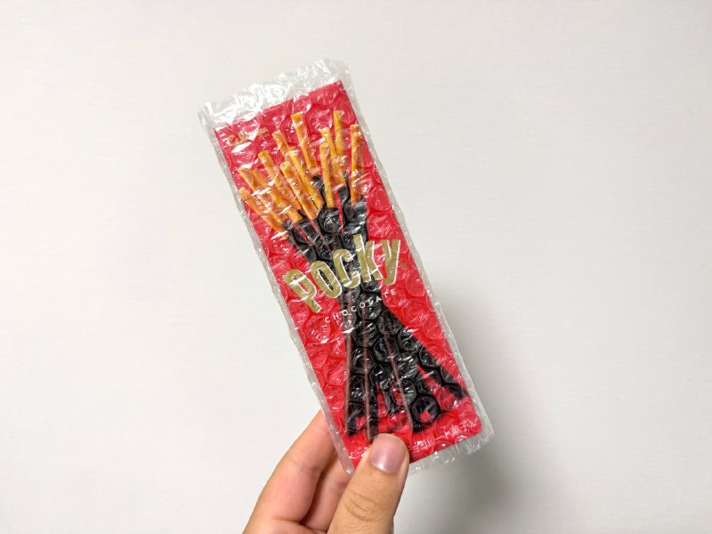 日本人真细，买袜子的赠品是包零食，还专门给零食套一层泡沫纸😊