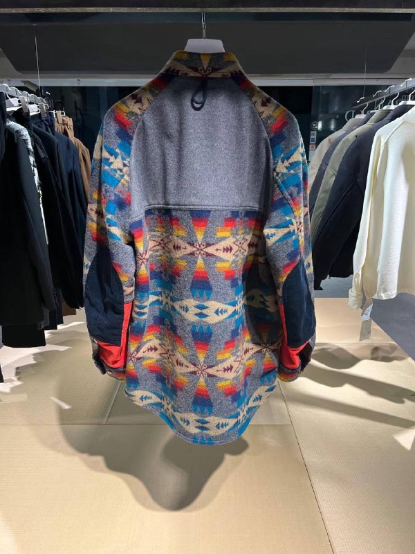 #潮流Junya的做工和羊毛拼接面料确实不错，就是画风怎么那么像…？(或许这就是潮流吧#潮流Junya的做工和羊毛拼接面料确实不错，就是画风怎么那么像…？(或许这就是潮流吧