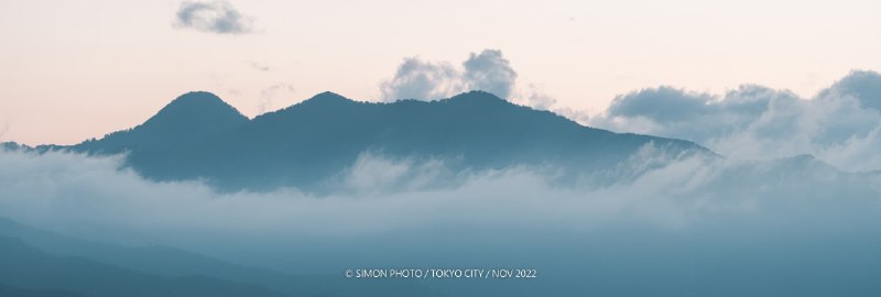 #写真雨、雾气和山峰