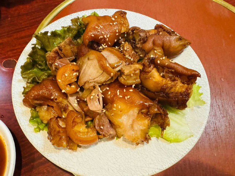 随便找了个韩国馆子就进了这猪蹄真的很好吃结果结账一看猪蹄2300😅随便找了个韩国馆子就进了这猪蹄真的很好吃结果结账一看猪蹄2300😅