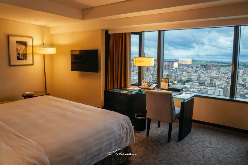 台南香格里拉是目前我遇到最破的五星级酒店房间里一股子霉味儿 公共 WiFi 不设密码网速还没之前我用的电话线快 门口也没人主动开车门 桌子上没有一个充电的插口（只能在床头或者迷你吧上面充）优点是景色非常不错 能看见底下的铁路 以及便宜？ 换房倒是挺痛快的🤣